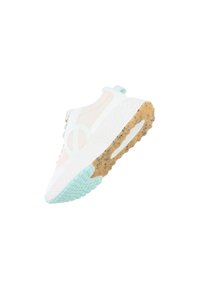 Sneaker atletica bianca con tomaia in rete, dettagli menta e suola in gomma testurizzata, caratterizzata da un design unico e una costruzione leggera.
