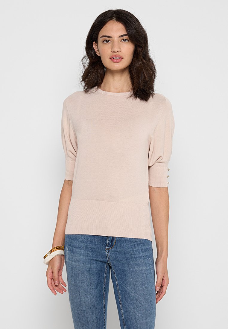 Helle rosa Pulli mit Rundhalsausschnitt, kurzen Puffärmeln, geripptem Textur und dekorativen Knopfakzenten an den Ärmeln.