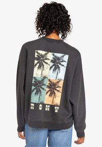 Felpa grigia scura con vestibilità ampia, caratterizzata da una grafica sul retro di palme disposte in quattro quadrati di teal, giallo e arancione con la scritta "ROXY".