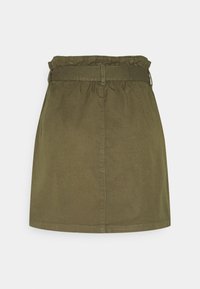 Jupe olive, de longueur genou, avec une taille élastique et un bord supérieur volanté, présentant une texture lisse et une coupe droite.