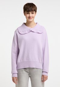 Pulover de un violet deschis cu un guler mare, pliat, și un tiv cu nervuri. Materialul pare moale și texturat, având mâneci lungi și o croială lejeră.