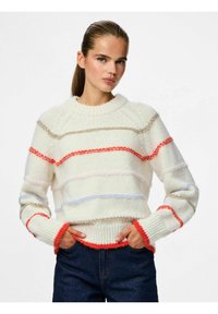 Adīts džemperis krēmbaltā krāsā ar horizontālām svītrām sarkanā, rozā un zilā krāsā. Iezīmē apaļu kakla izgriezumu un ribotas aproces ar kontrastējošām krāsām.