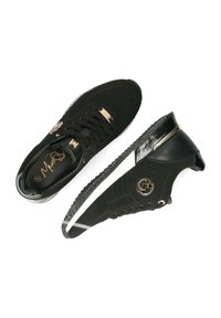 Schwarze Sport Schuhe mit einem Obermaterial aus gestricktem Textil, goldenen Akzenten und einer strukturierten Gummisohle. Verfügt über ein Logo an der Seite und einen kontrastierenden weißen Streifen.