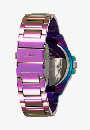 Reloj metálico púrpura con diseño de pulsera enlazada. Presenta un acabado pulido, logo grabado de 'GUESS' y acentos iridiscentes.