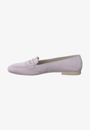 Mocassino flat in suede rosa chiaro, con punta arrotondata, superficie liscia, design minimalista e tacco basso di colore crema.