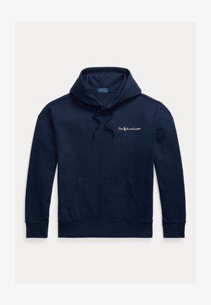 Tamsiai mėlynas džemperis su kapišonu, pagamintas iš minkštos medvilnės, turi priekinę kišenę, raištelį kapišonui ir baltą logotipą krūtinėje. Lygus paviršius, neformalus dizainas.