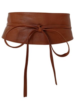 Ceinture large en cuir marron avec un nœud à l'avant et de longues lanières fines qui pendent, conçue pour s'enrouler autour de la taille.