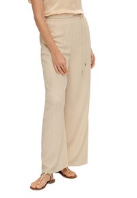 s.Oliver BLACK LABEL LOOSE MIT CRINKLE-STRUKTUR - Stoffhose - beige