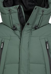 Olivgrüne gepolsterte Jacke mit hohem Kragen, Reißverschlusstaschen und Zugbandverstellern. Glatte Textur mit kontrastierender schwarzer Fütterung.