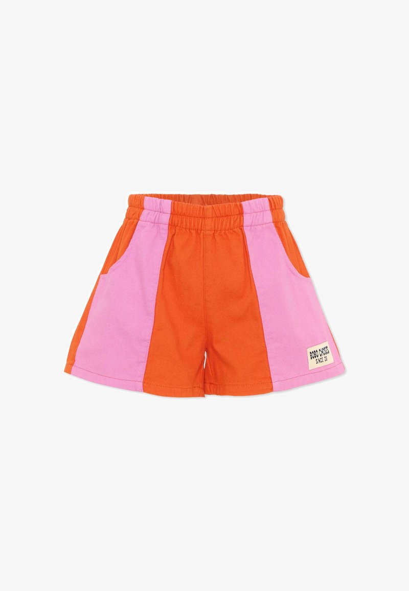 Shorts à taille élastique avec un panneau central orange et des panneaux latéraux roses, dotés de poches latérales et d'une petite étiquette de marque blanche sur la jambe droite.