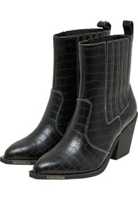 Botas de tobillo negras en material con grabado de cocodrilo, punta afilada, tacón alto en bloque, acentos de costura blanca, puntera reforzada.