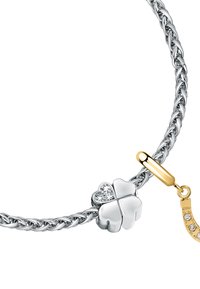 Bracciale intrecciato in argento con un ciondolo a quadrifoglio decorato con un accento di diamante e un fermaglio d'oro con un piccolo ciondolo pendente.