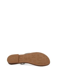 Sole in gomma marrone con motivo testurizzato, caratterizzato da una fascia larga e un accento metallico. La parte inferiore mostra dettagli di design incisi.