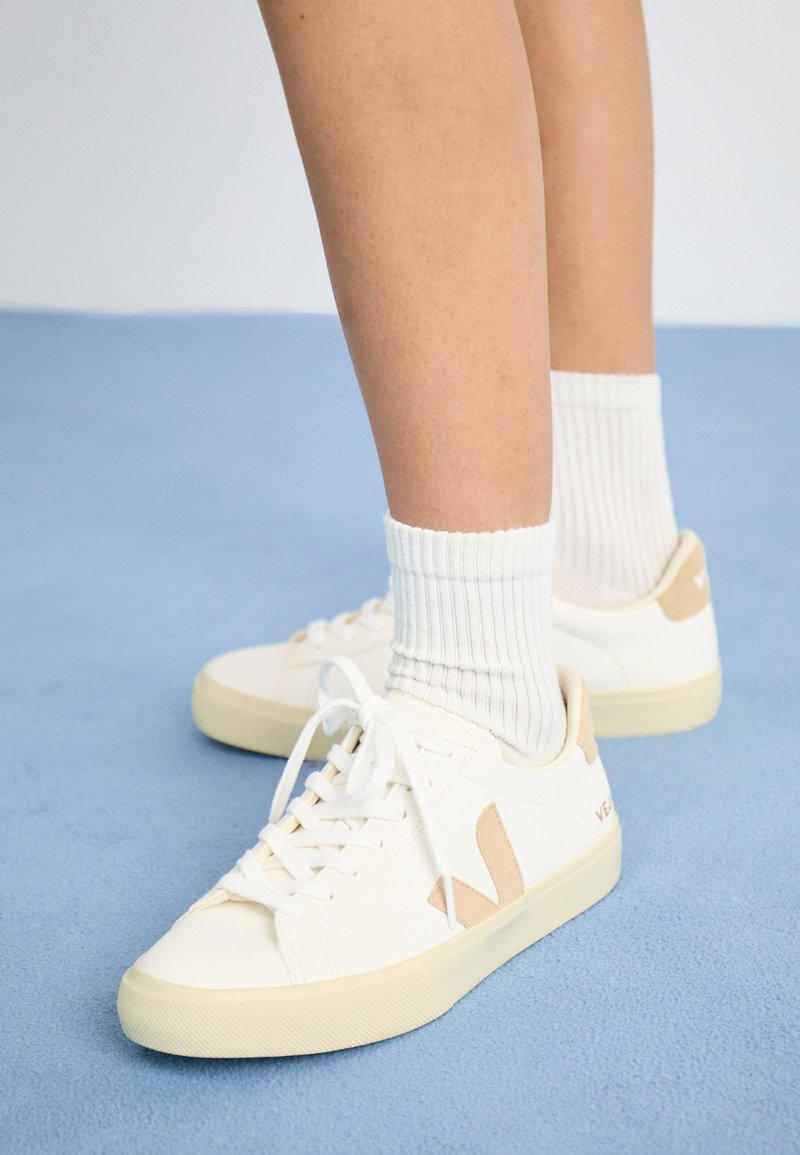 Veja CAMPO extra-white/almond/white
