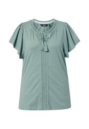 Lekka bluzka w jasnym odcieniu morskim z krótkimi rękawami z falbankami, ozdobą szydełkową z przodu oraz wiązaniem z chwostami przy okrągłym dekolcie.