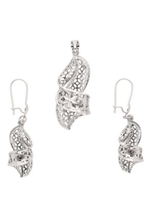 Ezüst csavart filigrán medál és hozzáillő fülbevalók, finom hálós és sávos csillag kivágású mintával.