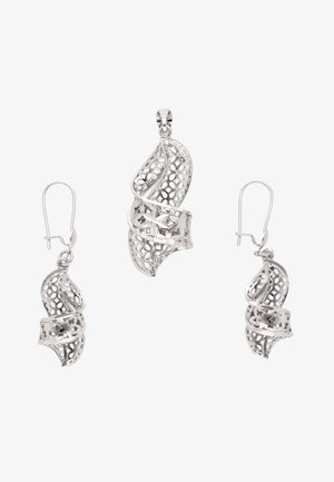 Zilveren gedraaide filigrain hanger en bijpassende haakhooringen met een ingewikkeld raster- en gestreept sterrenuitgesneden ontwerp.