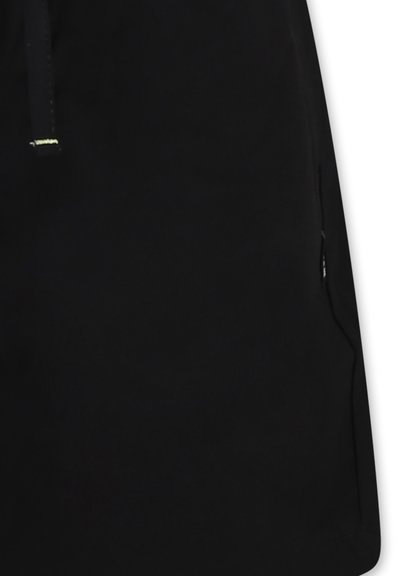 Pantaloni corti neri realizzati in morbido materiale con vita regolabile tramite cordino, tasche laterali e dettagli di cucitura sottili. Design pulito senza fantasie.