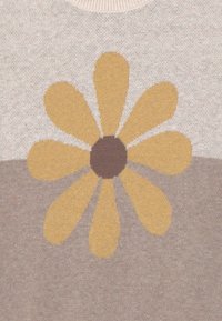 Dzianinowy sweter w beżowym kolorze z dużym, stylizowanym wzorem żółtej kwiatu. Kwiat ma brązowe wnętrze, textura tkaniny oraz ściągacz u kołnierza.