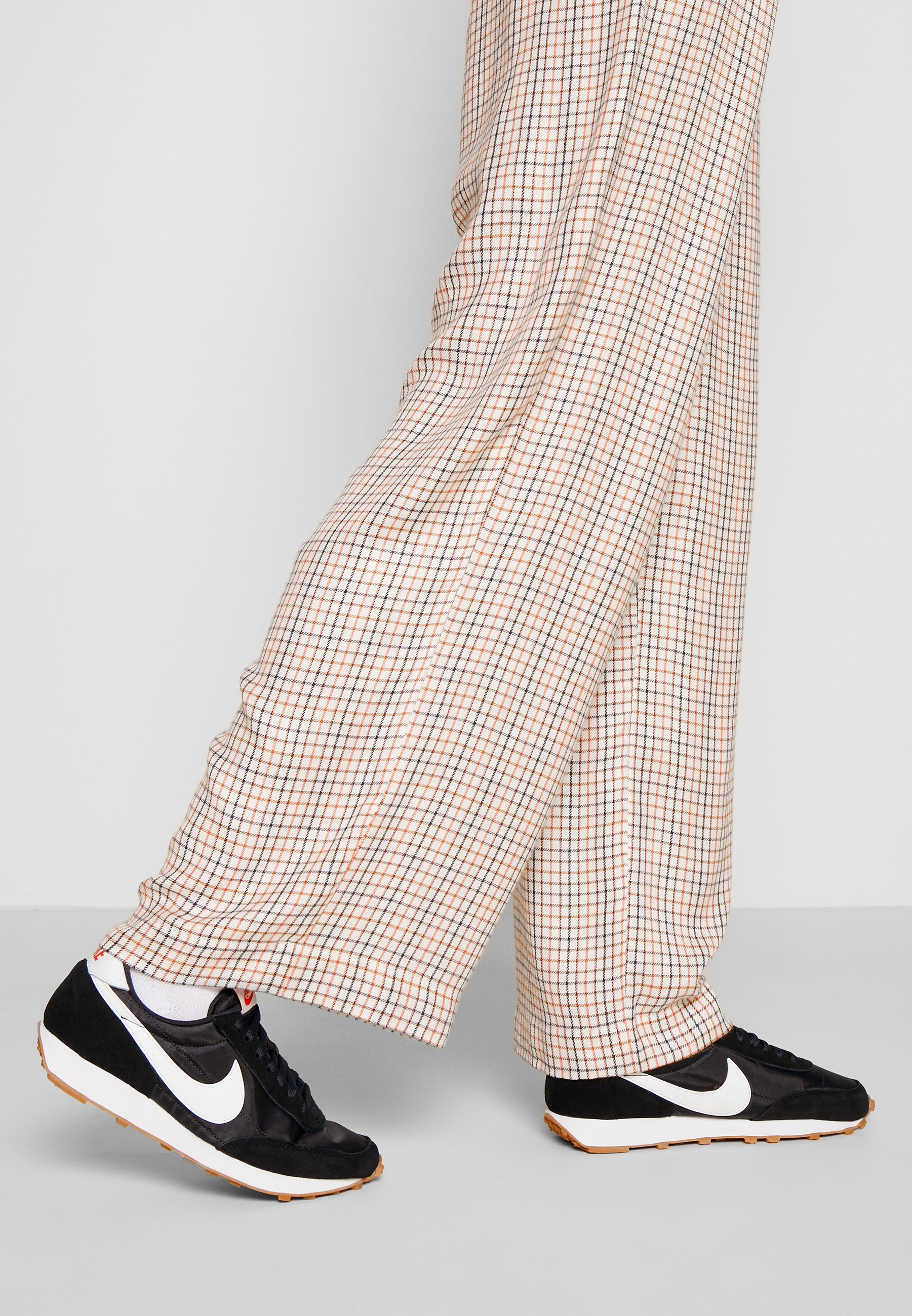 Mujer Trascendencia Exactitud Nike Sportswear DAYBREAK - Zapatillas - black/summit white/off  noir/brown/team orange/negro - Zalando.es