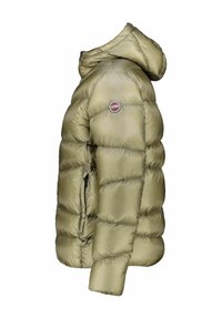 Giacca puffer verde oliva con cappuccio, caratterizzata da un design trapuntato, una texture lucida e un logo sul petto. Include una tasca con zip.