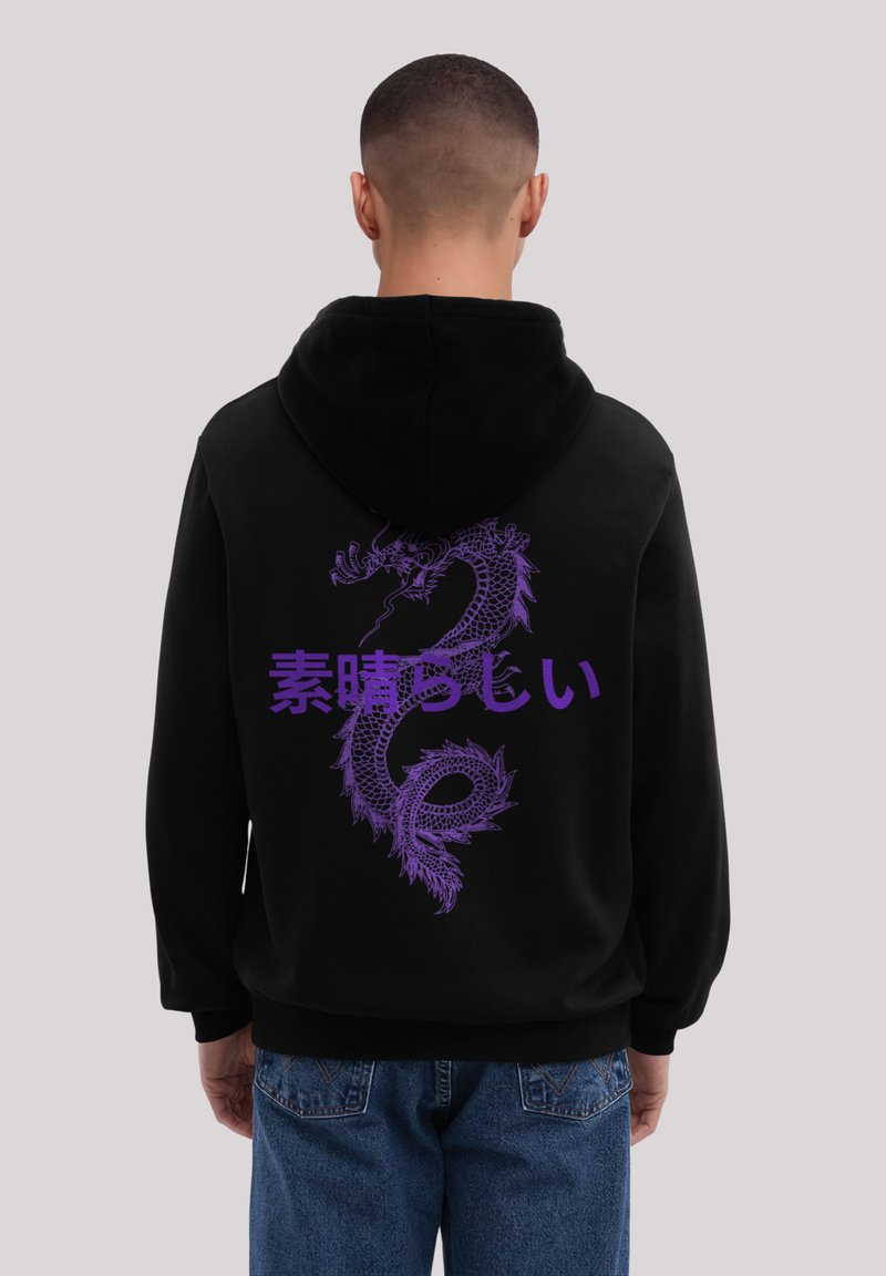 Sudadera negra con un gran gráfico de dragón púrpura y texto japonés. El material parece suave, con un ajuste clásico y bolsillo tipo canguro.