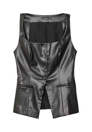 Gilet sans manches en similicuir noir avec quatre boutons sur le devant et deux poches fendues horizontales près de la taille.
