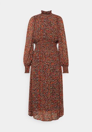 Robe midi à manches longues avec col montant à volants, taille élastique et motif floral rouge, orange et marron sur tissu léger.
