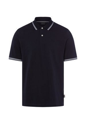 Granatowa koszulka polo z krótkim rękawem, białe podwójne paski na kołnierzu i krawędziach rękawów, listwa na dwa guziki oraz subtelne logo na piersi.
