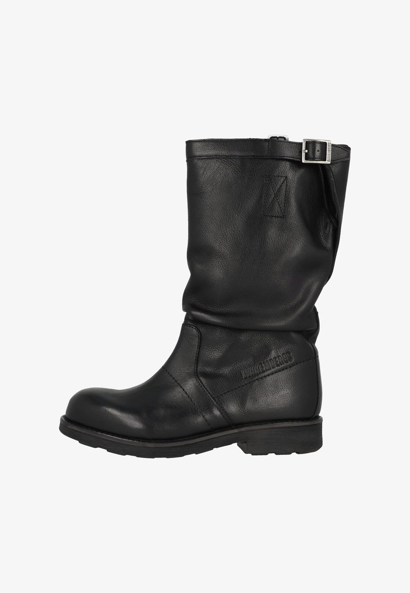 Czarny, skórzany, wysokie do kolana buty z zakładanym cholewką, metalową sprzączką i teksturowaną powierzchnią. Kwadratowy nosek i gruba, wytrzymała podeszwa.