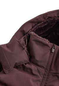 Bordeauxrode jas met een nepbont voering, ritssluiting, verstelbare capuchon en gestructureerde stof. Heeft stiknaden en een veilige zak.