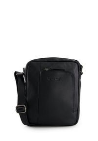Czarna skórzana torebka crossbody o teksturowanej powierzchni, z regulowanym paskiem, przednią kieszenią na zamek oraz tłoczonym logo. Kompaktowy prostokątny kształt.