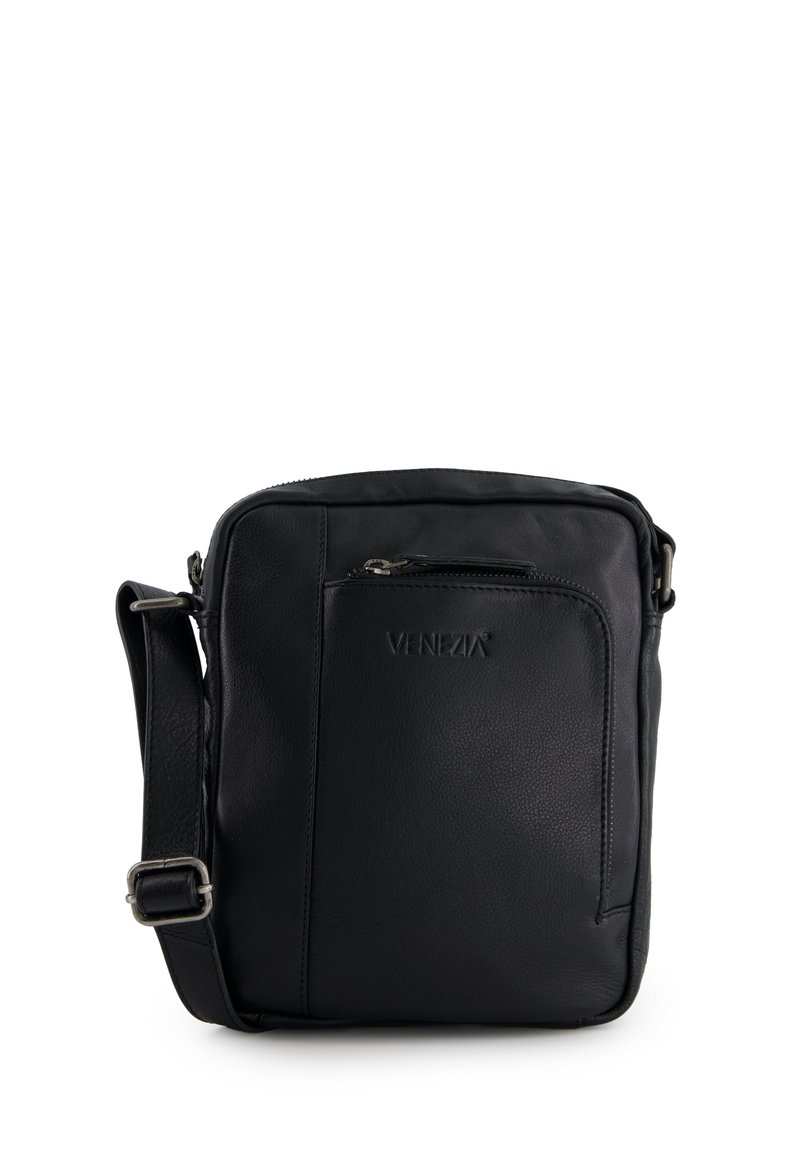 Czarna skórzana torebka crossbody o teksturowanej powierzchni, z regulowanym paskiem, przednią kieszenią na zamek oraz tłoczonym logo. Kompaktowy prostokątny kształt.