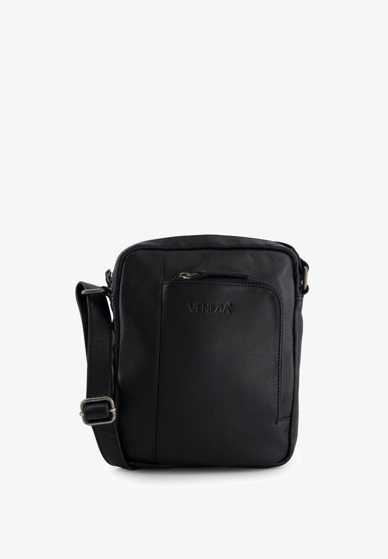 Czarna skórzana torebka crossbody o teksturowanej powierzchni, z regulowanym paskiem, przednią kieszenią na zamek oraz tłoczonym logo. Kompaktowy prostokątny kształt.