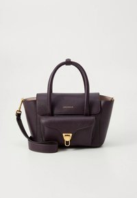 Sac à main en cuir texturé violet avec quincaillerie dorée, double poignées supérieures, bandoulière amovible et poche à rabat sur le devant.