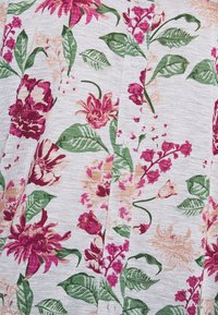 Blumenhemddesign mit unterschiedlich gefärbten rosa und grünen Blumen auf einem hellgrauen, strukturierten Stoff und weißen Knöpfen.
