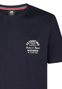 Camiseta de algodón azul marino con cuello redondo. Presenta texto impreso en blanco: "PETROLIND RIDERS SUPPLY Restore & Repair WISCONSIN."