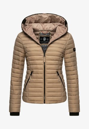 Beige quiltet dunjakke med hætte, lynlås foran, to lynlåslommer og sort logo-patch på venstre ærme.