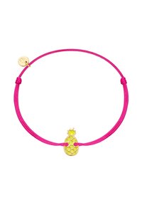 Reguliuojamas rožinis nailono apyrankė su auksine ananaso pakabuku, turinčiu tekstūruotą dizainą. Pridedamas mažas auksinis akcentas arti užsegimo.