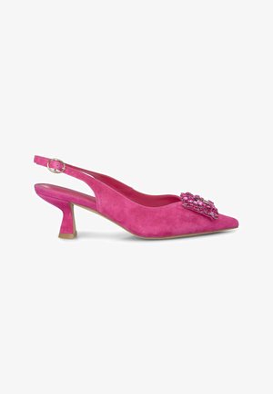 Zapato de ante rosa tipo slingback con punta afilada y tacón bajo, que presenta un detalle decorativo de joyas en el frente.