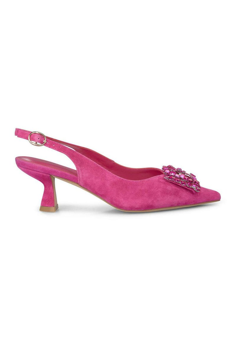 Zapato de ante rosa tipo slingback con punta afilada y tacón bajo, que presenta un detalle decorativo de joyas en el frente.