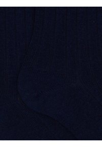 Marineblaue, gerippte Socken mit weicher Textur, ausgestattet mit einer nahtlosen Spitze und verstärkter Ferse für Langlebigkeit.