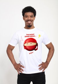 Bílá bavlněná tričko s kreslenou postavičkou sýra, která má červenou helmu, a textem "MOHLO BY TO ZNÍT SÝROVĚ..." napsaným červeně.