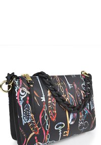 Bolso de mano negro con un patrón colorido de plumas y llaves, con una correa trenzada y detalles en dorado. Superficie texturizada.