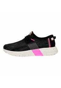 Scarpa da ginnastica nera con tomaia testurizzata, accenti rosa e suola bianca maculata. Presenta un design con lacci e una forma flessibile.