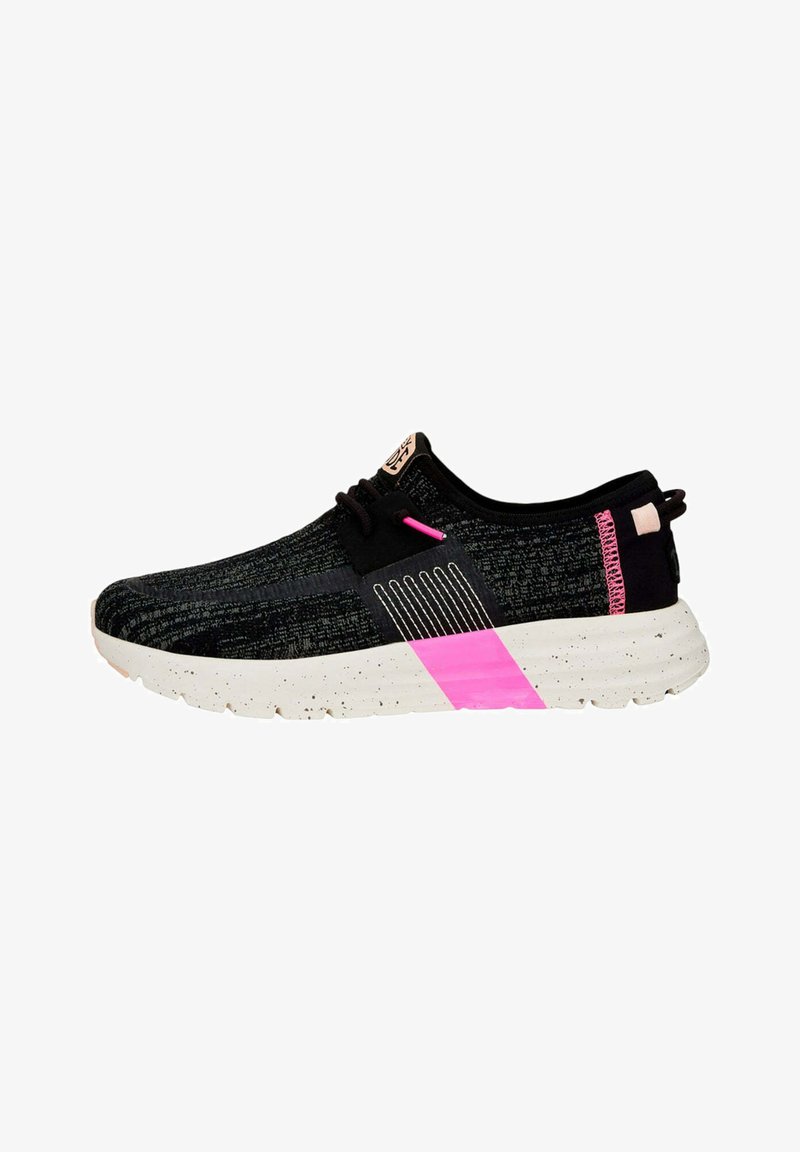 Scarpa da ginnastica nera con tomaia testurizzata, accenti rosa e suola bianca maculata. Presenta un design con lacci e una forma flessibile.