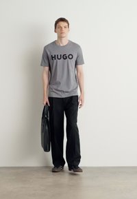 HUGO DULIVIO - Nyomott mintás póló - medium grey