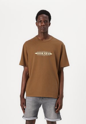 RELAXED TEE - T-shirt med print - brown