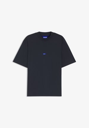 Zwart T-shirt met korte mouwen en een klein blauw rechthoekig label met de tekst "HUGO" in het midden van de borst, en een blauw merklabel in de nek.