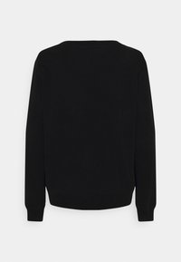 Svart tröja med långa ärmar. Enkel rundhalsdesign, slät textur och ribbade muddar. Inga synliga mönster eller prydnader.